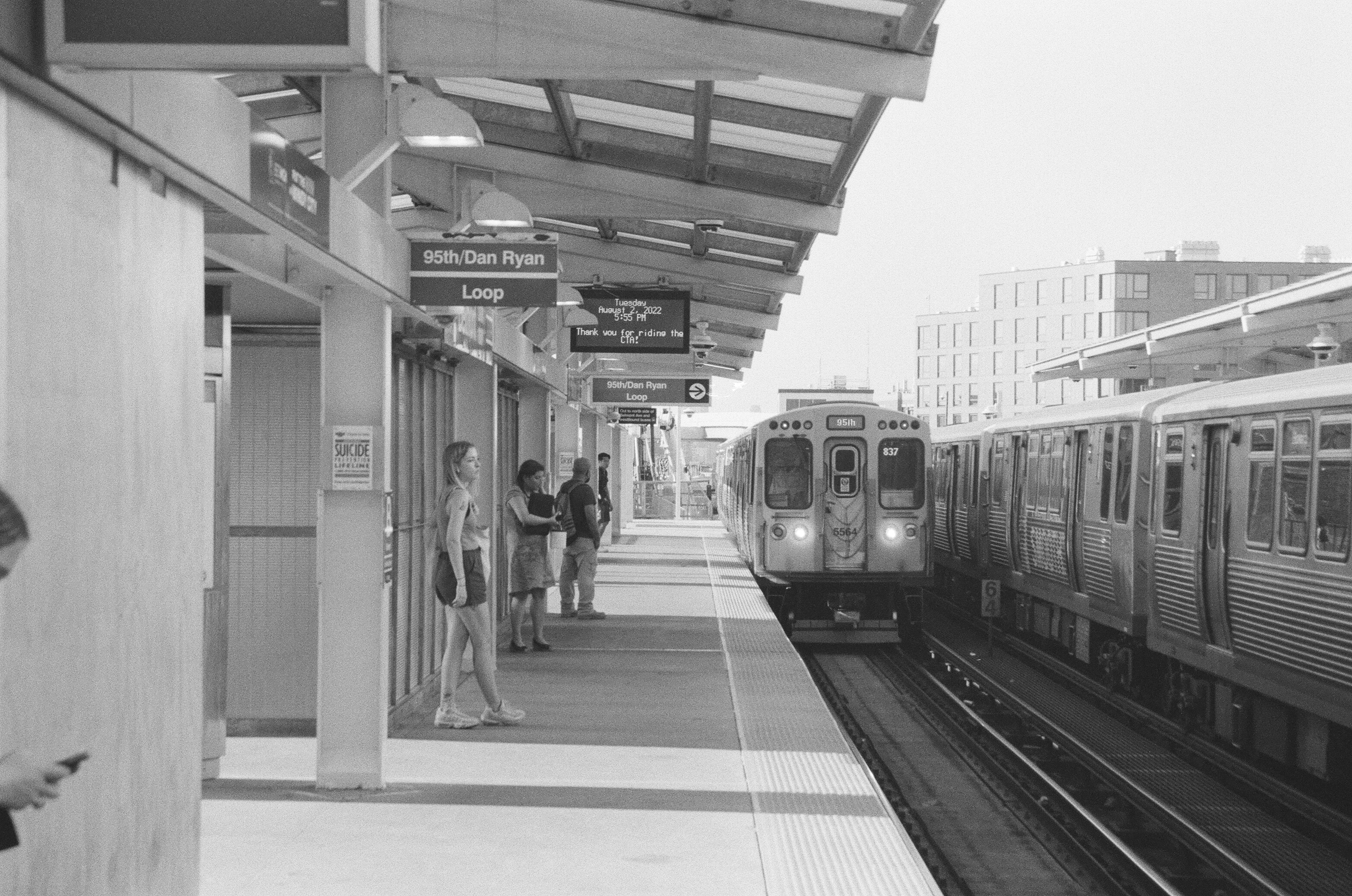 Black and white picture of a Chicago L Train platform